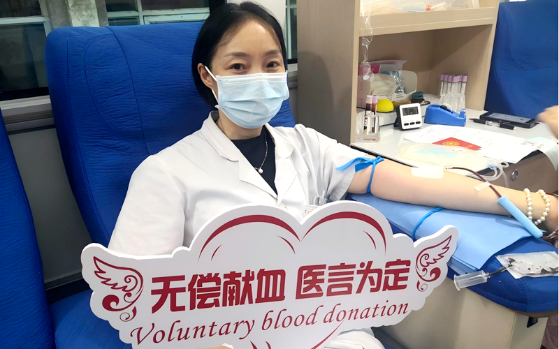 来自市第一医院各科室、各岗位的医务人员利用工作间隙，纷纷登上住院部停车场十堰市中心血站无偿献血采血车，以汩汩热血诠释医者仁心与守护生命的大爱精神。3_副本.png